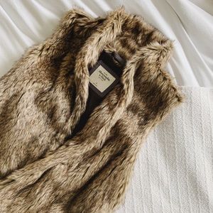 Abercrombie & Fitch Jackets & Coats - Abercrombie & Fitch - Faux Fur Vest Abercrombie & Fitch Jackets & Coats - Abercrombie & Fitch - Faux Fur Vest